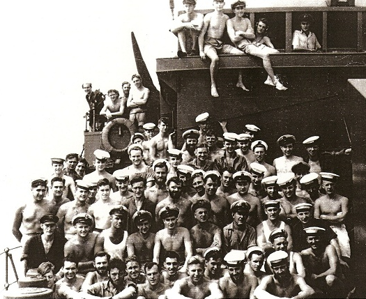 The crew of HMAS Castlemaine on the foredeck, circa 1943